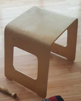 Silla sin respaldo para la práctica. Silla sin respaldo para la práctica.